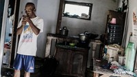 Mereka tinggal di lantai 2 bangunan untuk menghindari banjir yang bisa terjadi sewaktu-waktu.