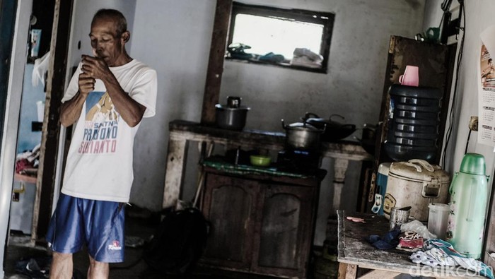 Sunyi Senyap di Kampung Zombie Jakarta Di tengah ramainya Jakarta, terdapat permukiman yang dijuluki 'Kampung Zombie'. Kampung ini nyaris tidak berpenghuni karena langganan banjir.