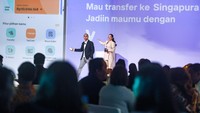 Artis Enzy Storia (kanan) dan artis Raffi Ahmad (kiri) menunjukkan cara menggunakan aplikasi wondr by BNI saat peluncuran mobile banking wondr by BNI di Menara BNI, Jakarta, Jumat (5/7/2024). PT Bank Negara Indonesia (Persero) Tbk atau BNI resmi meluncurkan wondr by BNI.