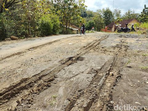 Kondisi jalan rusak akibat aktivitas tambang di Kalurahan Sampang, Gunungkidul, Jumat (5/7/2024).