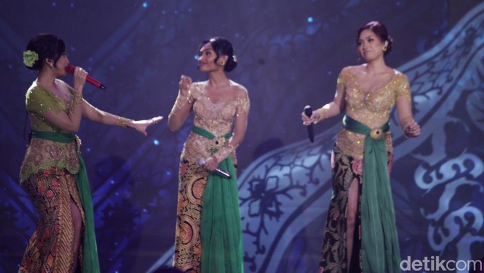 Tampil Berkebaya, Tri Vanita Meriahkan Panggung Adhyaksa Awards 2024 Adhyaksa Awards 2024 digelar di The Westin, Jakarta, Jumat (5/7/2024). Selain Yuni Shara, acara ini juga dimeriahkan oleh trio jebolan Indonesian Idol.