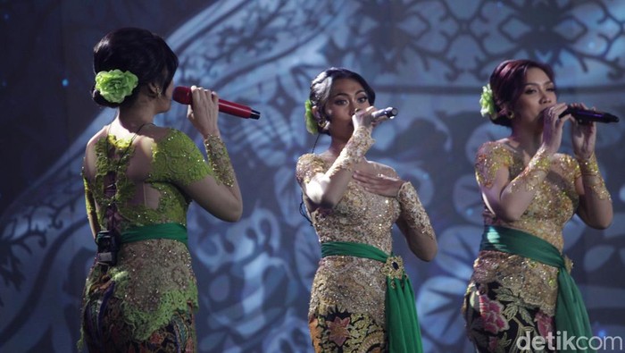 Tampil Berkebaya, Tri Vanita Meriahkan Panggung Adhyaksa Awards 2024 Adhyaksa Awards 2024 digelar di The Westin, Jakarta, Jumat (5/7/2024). Selain Yuni Shara, acara ini juga dimeriahkan oleh trio jebolan Indonesian Idol.