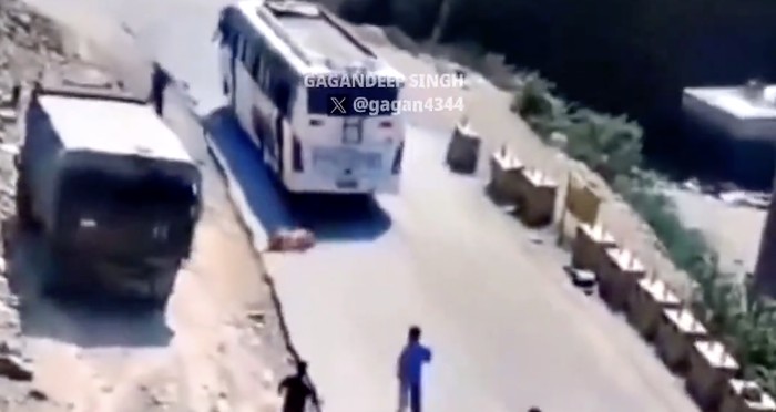 Tangkapan layar video viral bus rem blong di India
