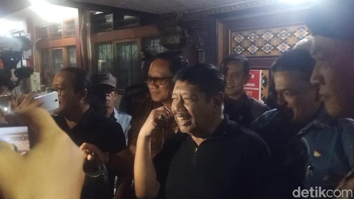 Terpidana korupsi sekaligus mantan Bupati Jembrana, I Gede Winasa, bebas dari Rutan Negara didampingi keluarga dan kuasa hukumnya, Jumat (5/7/2024). (I Putu Adi Budiastrawan/detikBali)