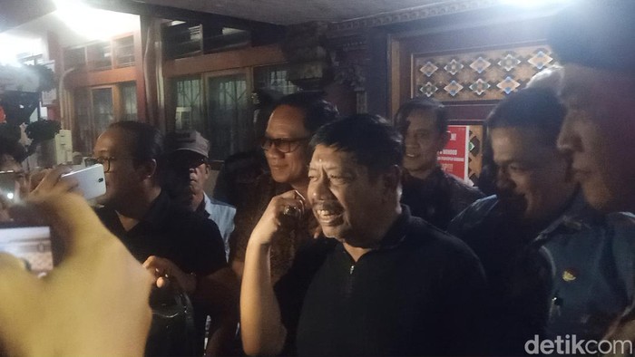 Terpidana korupsi sekaligus mantan Bupati Jembrana, I Gede Winasa, bebas dari Rutan Negara didampingi keluarga dan kuasa hukumnya, Jumat (5/7/2024). (I Putu Adi Budiastrawan/detikBali)
