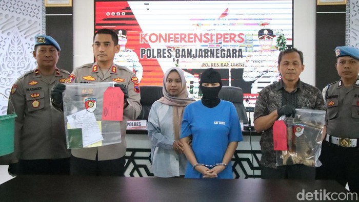 Tersangka pembunuh bayi kandung saat rilis kasus di Mapolres Banjarnegara, Jumat (5/7/2024).