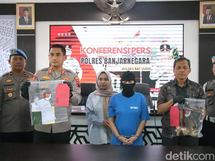 Tersangka pembunuh bayi kandung saat rilis kasus di Mapolres Banjarnegara, Jumat (5/7/2024).