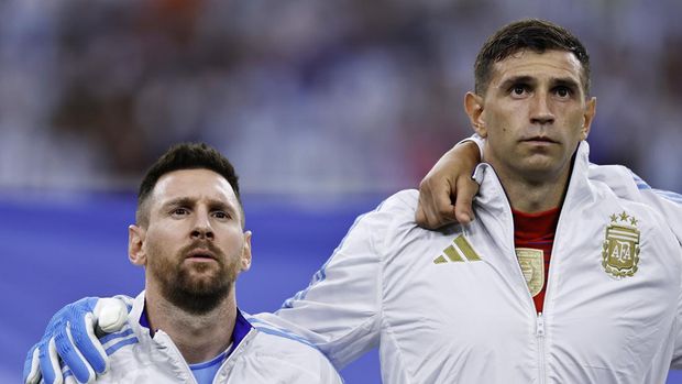 HOUSTON, TEXAS - JULY 04: Lionel Messi and Emiliano Martinez of Argentina line up for the national anthem prior to the CONMEBOL Copa America 2024 quarter-final match between Argentina and Ecuador at NRG Stadium on July 04, 2024 in Houston, Texas. (Photo by Buda Mendes/Getty Images)