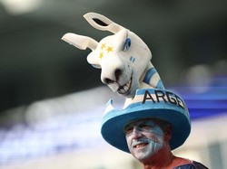 Pada pertandingan melawan Peru, pendukung Argentina juga kedapatan memakai topi dengan boneka kambing.  