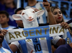 Pendukung Argentina memakai topeng kambing saat Argentina baku hantam dengan Peru di Perempatfinal Copa America 2024.  