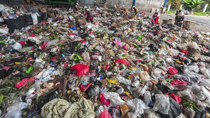 TPA Talang Gulo Jambi Pekerja memilah sampah di area pemilahan Tempat Pembuangan Akhir (TPA) Talang Gulo, Jambi, Kamis (4/7/2024). TPA Talang Gulo merupakan salah satu TPA di Indonesia yang telah menerapkan sistem sanitary landfill atau penimbunan sampah di tempat cekung yang ramah lingkungan dan minim pencemaran melalui kerja sama Indonesia-Jerman sejak 2021 dengan penerimaan sampah rata-rata per hari 350 ton. ANTARA FOTO/Wahdi Septiawan/tom.