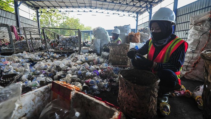 Pekerja memilah sampah di area pemilahan Tempat Pembuangan Akhir (TPA) Talang Gulo, Jambi, Kamis (4/7/2024). TPA Talang Gulo merupakan salah satu TPA di Indonesia yang telah menerapkan sistem sanitary landfill atau penimbunan sampah di tempat cekung yang ramah lingkungan dan minim pencemaran melalui kerja sama Indonesia-Jerman sejak 2021 dengan penerimaan sampah rata-rata per hari 350 ton. ANTARA FOTO/Wahdi Septiawan/tom.