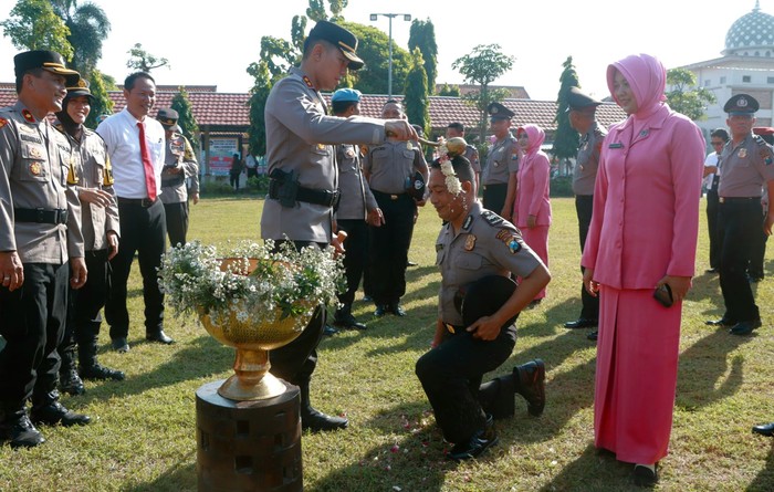Tradisi siraman air kembang Polres Jombang