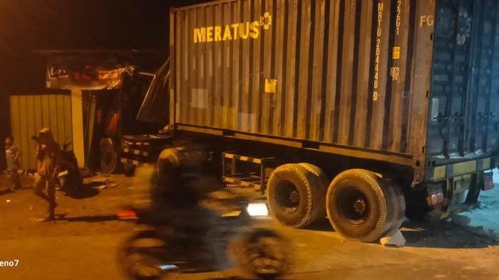 Truk trailer tabrak rumah di Lamongan.