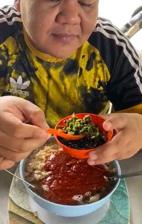 Tuang Semangkuk Sambal ke Dalam Sup, Pria Ini Langsung Viral