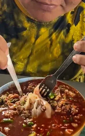 Tuang Semangkuk Sambal ke Dalam Sup, Pria Ini Langsung Viral