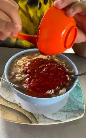 Tuang Semangkuk Sambal ke Dalam Sup, Pria Ini Langsung Viral