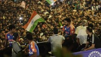 Tim kriket putra India memenangkan pertandingan terakhir yang menegangkan melawan Afrika Selatan di pertandingan Piala Dunia Twenty20 pada hari Sabtu, mengakhiri kekeringan 13 tahun negara itu di kancah kriket global.  