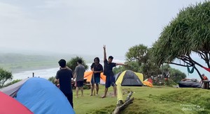 Pesona Pantai Puncak Guha di Garut, Cocok Buat Kemping Akhir Pekan