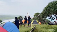 Pesona Indah Ngecamp di Pantai Puncak Guha