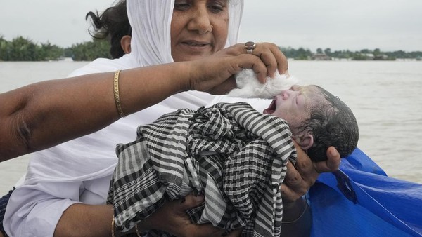 Wanita India Melahirkan di Atas Perahu Saat Evakuasi Banjir