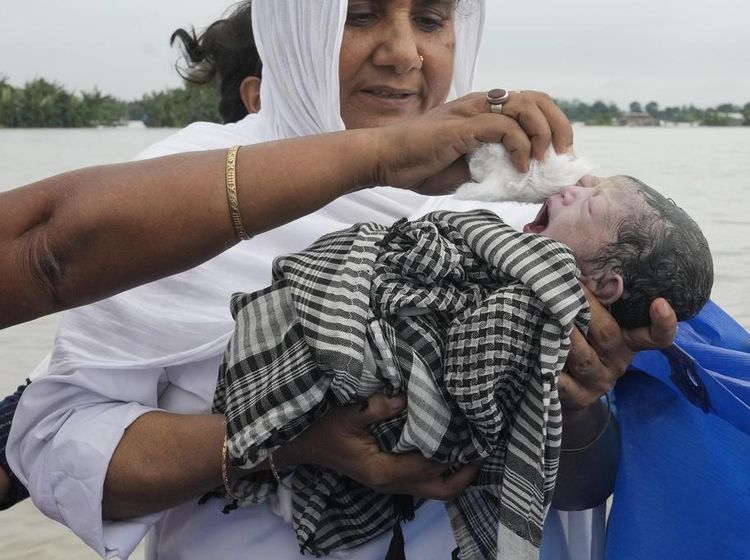 Wanita India Melahirkan di Atas Perahu Saat Evakuasi Banjir