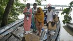 Wanita India Melahirkan di Atas Perahu Saat Evakuasi Banjir