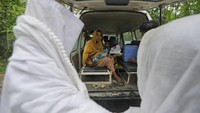 Kedua ibu dan bayi itu akhirnya dibawa ke pusat kesehatan dengan ambulans.  