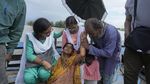 Wanita India Melahirkan di Atas Perahu Saat Evakuasi Banjir