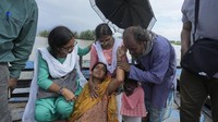 Jahanara Khatoon yang sedang hamil bereaksi kesakitan saat ia melakukan perjalanan dengan perahu menuju pusat kesehatan saat banjir di negara bagian Assam, India timur laut, Rabu (3/7/2024).  