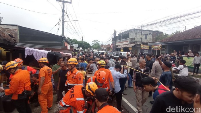 Warga berkerumun di rumah korban tewas terjatuh ke sumur.