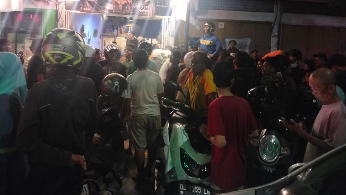 Warga di Makassar mengepung pria diboncong pakai motor curian.