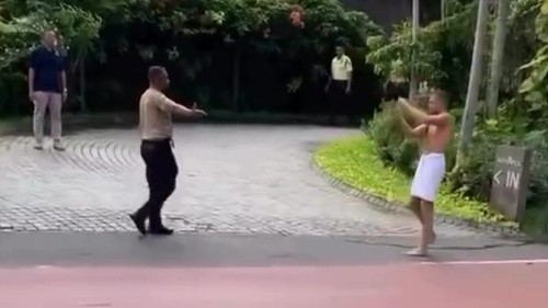 WNA cuma pakai handuk lari-larian di jalan dan menantang sekuriti hotel di Kelurahan Jimbaran, Kecamatan Kuta Selatan, Badung, Bali, Jumat (5/7/2024). (Tangkapan layar video viral)