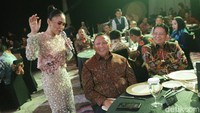 Penampilannya juga menghibur para tamu undangan dengan menyanyikan lagu hitsnya.
