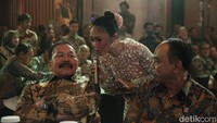 Ia juga mengajak bernyanyi para tamu, diantaranya Sanitiar Burhanuddin dan Budi Karya Sumadi.