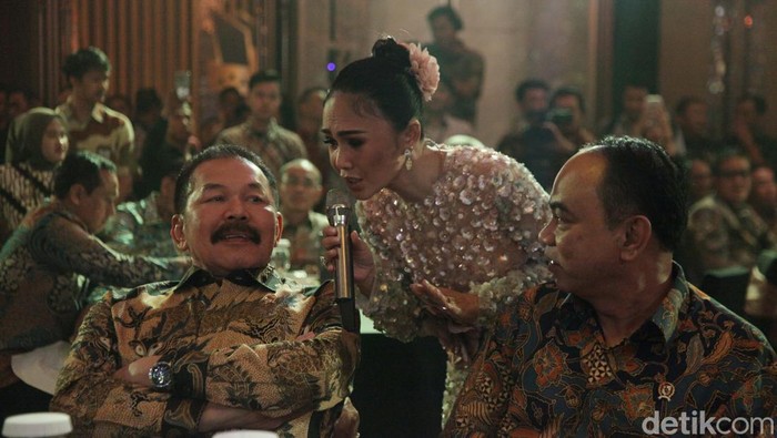 Yuni Shara Hibur Tamu Adhyaksa Awards 2024 Yuni Shara menjadi salah satu pengisi acara Adhyaksa Awards 2024. Lagu-lagu yang dibawakkan menghibur para tamu yang datang.