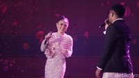 Yuni Shara terlihat anggun menggenakan dress putih.  