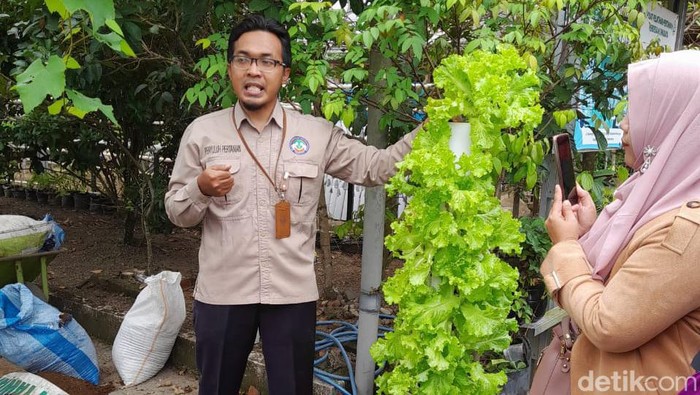 Yusep Yustiana menunjukan model inovasi Paralon Vertikultur untuk menyokong pertanian di kawasan perkotaan.