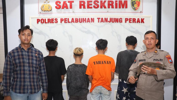 Anggota ganster TES diamankan Polres Pelabuhan Tanjung Perak.