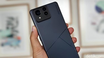 Bagian belakangnaya memadukan finishing glossy dan matte. Serta dihiasi simbol China 人 (‘rakyat’) untuk mewakili semangat Asus. ,Foto: Adi Fida Rahman/detikINET