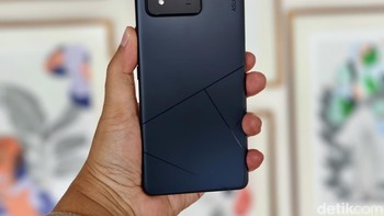 Sementara baterainya punya kapasitas 5.500 mAh dengan pengisian cepat 65W. Foto: Adi Fida Rahman/detikINET