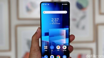 Asus Zenfone 11 Ultra menawarkan layar AMOLED LTPO 6,78 inch dengan kecerahan 2.500 nits dan refresh rate adaptif 1-144 Hz. Foto: Adi Fida Rahman/detikINET