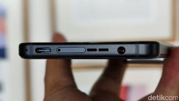 Bagian bawah terdapat port USB-C, SIM Card tray, speaker dan jack audio 3,5 mm. Foto: Adi Fida Rahman/detikINET
