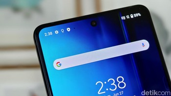 Kamera depannya 32MP dan dijanjikan punya performa foto di daerah kurang cahaya yang memukau. Foto: Adi Fida Rahman/detikINET