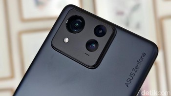 Kamera belakang utama punya ukuran 50 MP menggunakan sensor Sony IMX890 dan dibekali 6-Axis Hybrid dan Gimbal Stabilizaer. Selain itu disertakan kamera ultra-wide 13 MP dan lensa telephoto 32 MP yang dilengkapi OIS menjanjikan kemampuan zoom optic 3x. Foto: Adi Fida Rahman/detikINET
