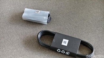 Dalam paket penjualan hanya menyertakan kabel data USB-C dan earbuds. Foto: Adi Fida Rahman/detikINET