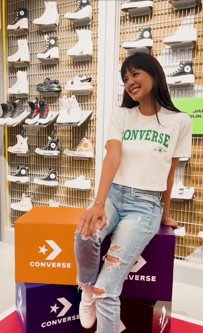 Sebagai pelengkap gaya, Aurelie mengenakan sneakers terbaru keluaran Converse, Run Star Trainer, yang resmi diluncurkan pada Kamis (4/6/2024) di Grand Indonesia, Jakarta Pusat. Foto: Dok. Converse Indonesia