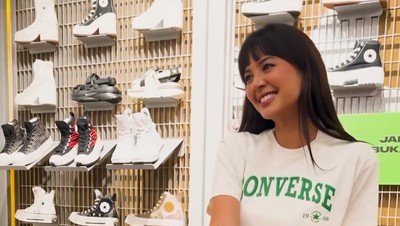 7 Gaya Sporty-Punk Aurelie Moeremans, Pakai Crop Top & Jeans Sobek