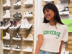 7 Gaya Sporty-Punk Aurelie Moeremans, Pakai Crop Top & Jeans Sobek