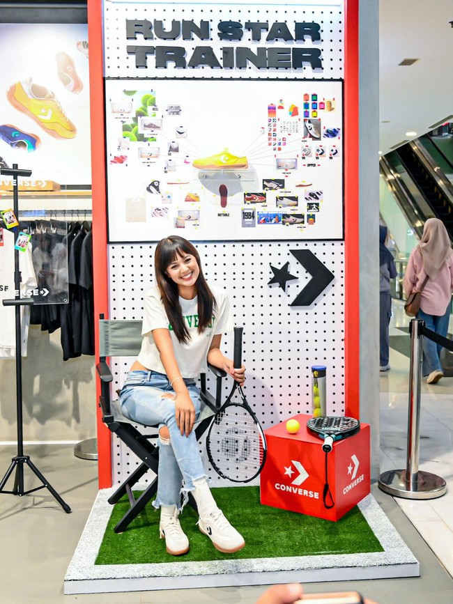 Aurelie memilih sneakers putih karena menurutnya lebih mudah dipadu-padankan dengan berbagai gaya busana. Aku pilih sepatu ini warna putih karena agar mudah dipadu padankan dengan outfit lainnya, tuturnya. Foto: Dok. Converse Indonesia